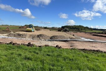 Terrassement pour la construction d&rsquo;un bâtiment de stockage de fourrage, avec toiture photovoltaïque, cofinancement par l&rsquo;Union européenne et la région Grand Est programme Feader