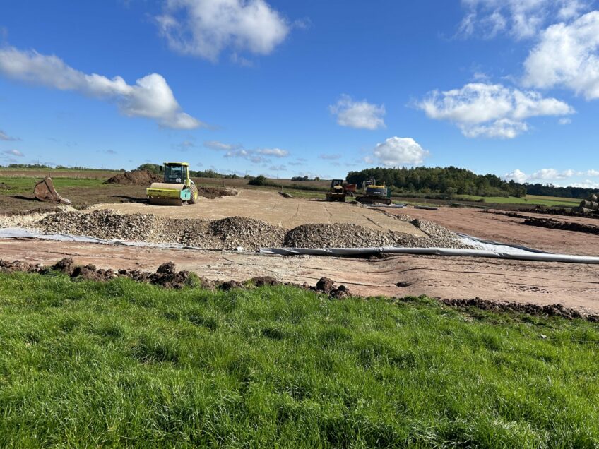 Terrassement pour la construction d&rsquo;un bâtiment de stockage de fourrage, avec toiture photovoltaïque, cofinancement par l&rsquo;Union européenne et la région Grand Est programme Feader